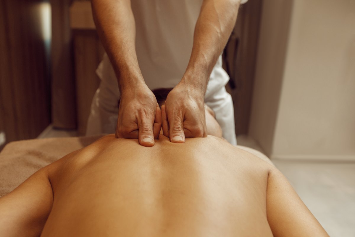 massage therapy back treatment session